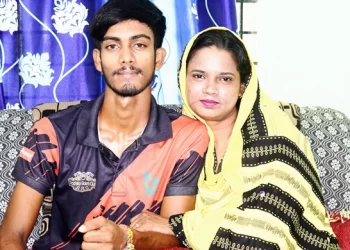 ৪৫ বছরের কলেজ শিক্ষিকাকে বিয়ে করলেন ২২ বছরের কলেজছাত্র