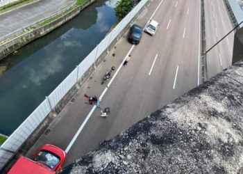 ফ্লাইওভার থেকে তিন শিশু সন্তানকে ফেলে দিয়ে বাবার আত্মহত্যা