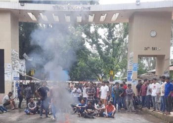 চবিতে ছাত্রলীগের বিক্ষোভ, অবরোধের ডাক: পরীক্ষা স্থগিত