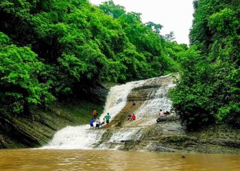 সীতাকুণ্ডে অপরূপ ছাগলকান্দা ঝর্ণার সৌন্দর্য