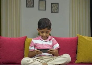 মোবাইলে আসক্ত শিশু? দূরে রাখার উপায়