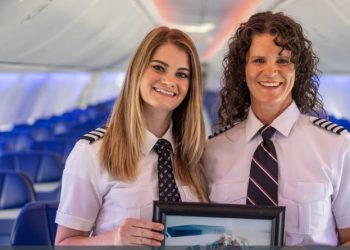 একসাথে বিমান চালিয়ে ভাইরাল মা ও মেয়ে