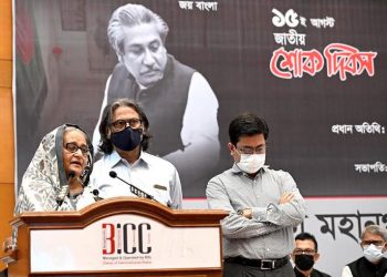 আবেগাপ্লুত প্রধানমন্ত্রী, কাছে টেনে নিলেন শেখ পরশ-তাপসকে