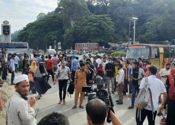 তেলের দাম বৃদ্ধি: চট্টগ্রামে গণপরিবহণ চলাচল বন্ধ, সড়ক অবরোধ