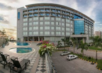 এবার লুঙ্গি পড়ায় আপত্তি কক্সবাজারের তারকা হোটেলে