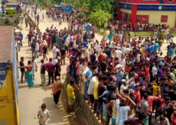 ঢাকা-চট্টগ্রাম মহাসড়কে জঙ্গল সলিমপুরের বাসিন্দাদের অবরোধ