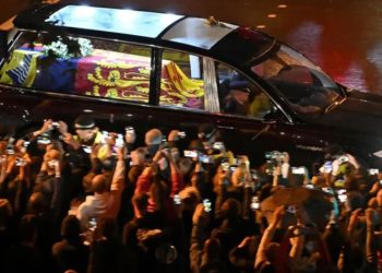 কফিনবন্দী হয়ে বাকিংহাম প্রাসাদে পৌঁছেছেন রানী