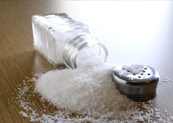 খাবারে কাঁচা নুন লাগে, অজান্তেই ডাকছেন বিপদ!