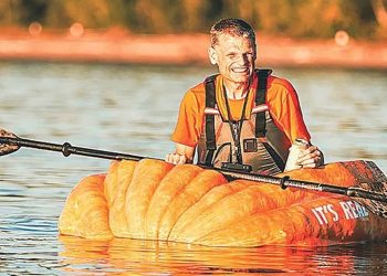 কুমড়ার প্যাডেলচালিত নৌকা দিয়ে ভ্রমণ করে গিনেস ওয়ার্ল্ড রেকর্ডস