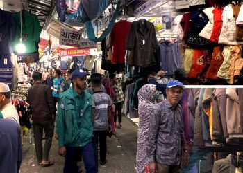 শীতের আগমনে জমে উঠেছে নগরীর জহুর হকার্স মার্কেট