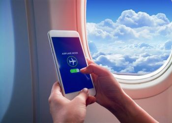 বিমানে যে কারণে ফোন ফ্লাইট মোডে রাখতে বলা হয়