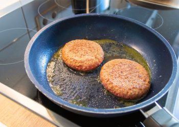 ১০০ বছর ধরে একই তেলে বার্গার ভাজছে রেস্তোরাঁটি