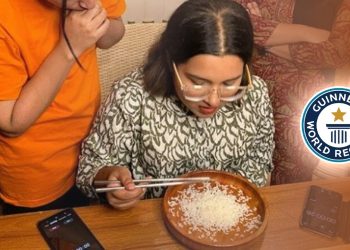 চপস্টিক দিয়ে এক মিনিটে ৩৭টি ভাত খেয়ে গিনেস রেকর্ডে সুমাইয়া