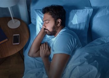 দুই মিনিটেই ঘুমিয়ে পড়বেন যেভাবে