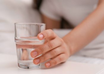 সকালে ব্রাশ করার আগেই পানি পান করা কি স্বাস্থ্যকর?