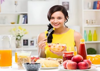 সকালে খালি পেটে কী খাচ্ছেন? সঠিক খাবার জানেন তো?