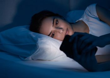 অন্ধকারে মোবাইল ফোন ব্যবহার করলে যত ক্ষতি