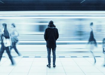 সবার মাঝে থেকেও একা লাগছে