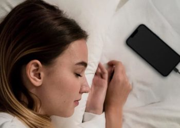 ঘুমানোর সময় স্মার্টফোন কাছে রাখলে বিপদ হতে পারে