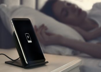 সারারাত ফোন চার্জে দিয়ে রাখা কি ঠিক?