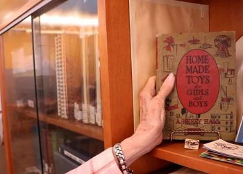 দাদার নেওয়া লাইব্রেরির বই ৯৯ বছর পর ফেরত দিলেন নিউ জার্সির এক নারী