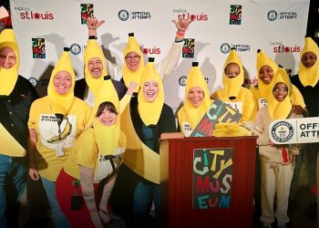 কলা টুপি’ পরে বিশ্ব রেকর্ড