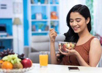 প্রচণ্ড গরমে নিজেকে সুস্থ রাখতে কী খাবেন, যা খাবেন না