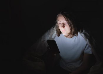 সোশ্যাল মিডিয়ায় মেয়েরা কেন বেশি বিপর্যস্ত, কী বলছে গবেষণা?