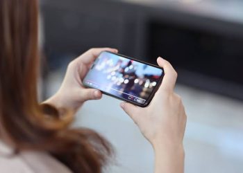 এবার ফোনে স্ক্রল করা যাবে শুধু চোখের ইশারায়