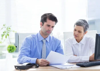 অফিসে কেউ আপনাকে ‘ম্যানিপুলেট’ করছেন কিনা, বুঝবেন কীভাবে?