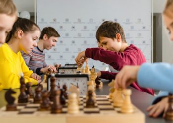 সন্তানকে দাবা খেলা শেখাবেন যে কারণে