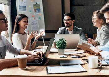 সহকর্মীর সঙ্গে শেয়ার করা ঠিক নয় যেসব বিষয়