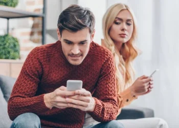 সঙ্গী আপনার প্রতি উদাসীন হলে কী করবেন