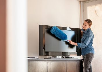 টিভির স্ক্রিনে দাগ না ফেলে পরিষ্কার করবেন যেভাবে