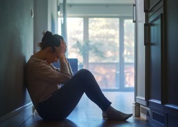 মন খারাপ নাকি বিষণ্নতা— যেভাবে বুঝবেন