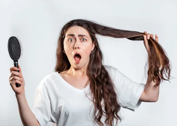 যেসব ভিটামিনের অভাবে অকালেই পেকে যায় চুল