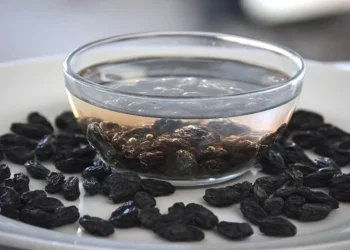 সকালে খালি পেটে ছয়টি ভেজানো কালো কিশমিশ খাওয়ার যত উপকারিতা