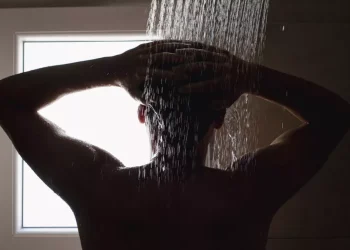 রাতে গোসল করলে কী উপকার