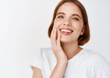 ঝকঝকে সাদা হাসি পাবেন দামি কোনো পণ্য ছাড়া!