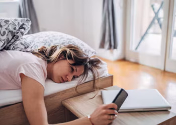 সাতসকালে ঘুম থেকে উঠতে কষ্ট, সমাধানে যে পরামর্শ বিশেষজ্ঞদের