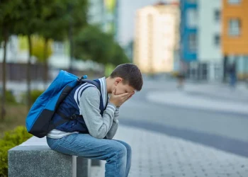 যে অভ্যাসের কারণে অবসাদের ঝুঁকি বাড়ছে কিশোর-কিশোরীদের