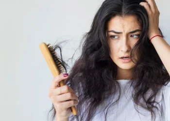 যে ভিটামিনের অভাবে অকালে চুল পড়ে