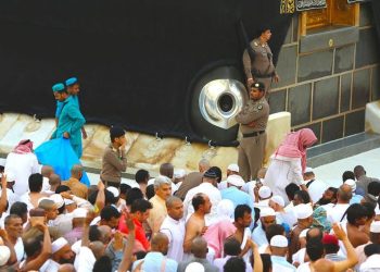 তাওয়াফের সময় হাজরে আসওয়াদের সামনে দাঁড়িয়ে না থাকার নির্দেশ