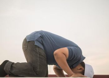 হাফ হাতা গেঞ্জি বা জামা পরে নামাজ পড়া যাবে?