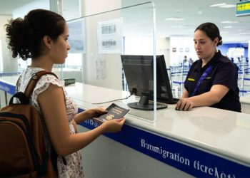 ইমিগ্রেশনের সময় এই ৭ কথা ভুলেও বলবেন না, ভেস্তে যেতে পারে ভ্রমণ