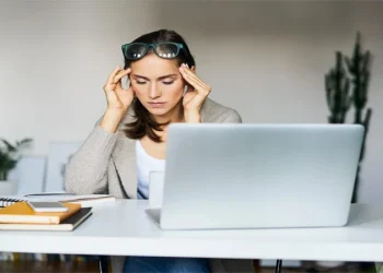 অফিসে হঠাৎ অসুস্থ বোধ করলে কী করবেন