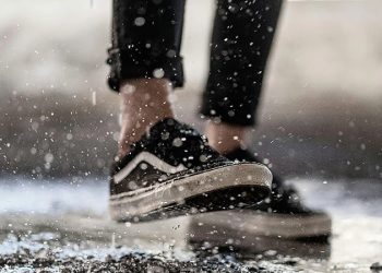 বর্ষায় জুতা ভালো রাখার উপায়