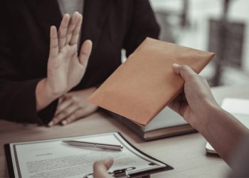 ঘুস দিয়ে চাকরি নেওয়া জায়েজ?