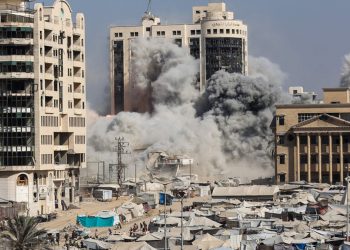 ইসরায়েলের হামলায় গাজার ৩০টি বহুতল ভবন ধ্বংস