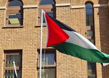লন্ডন দূতাবাসে উড়ল ফিলিস্তিনি পতাকা